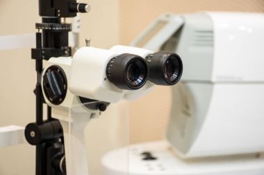 Slit lamba doktor göz doktoruna teşhis ofiste. Katarakt, glokom veya gözün ön kısmını diğer göz hastalıkları teşhis etmek için oftalmik Diagnostik mikroskobik tıbbi donatımı