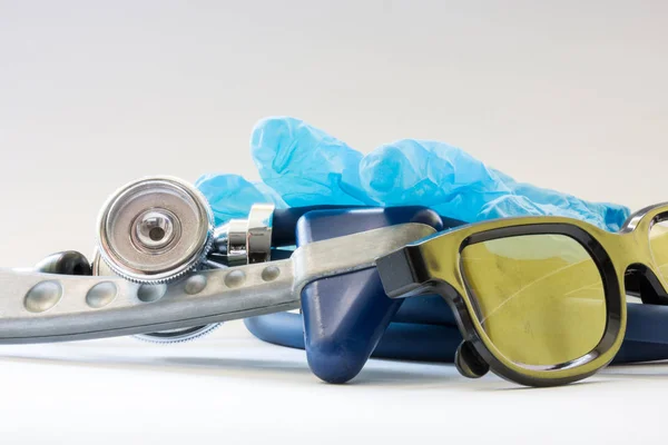 Orvos Diagnosztikai Eszközök Sztetoszkóp Vagy Phonendoscope Szoros Orvosi Kesztyűk Szemüveget — Stock Fotó