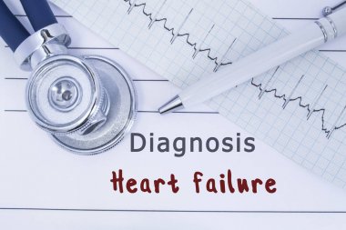 Tanı kalp yetmezliği. Stetoskop veya phonendoscope EKG türle birlikte başlık tanı kalp yetmezliği ile tıbbi geçmişi yalan. Kardiyoloji ve iç hastalıkları için tıbbi kavramı