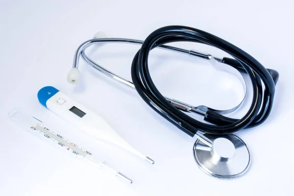 Medyczny Stetoskop Czarne Rurki Dwa Termometr Pomiaru Temperatury Ciała Kłamstwo — Zdjęcie stockowe