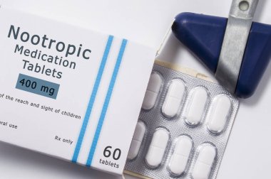 Nootropic uyuşturucu. Nörolojik refleks çekici ve ambalaj kutusu ilaç uyuşturucu haplarla beyaz arka plan ile blister ile Nootropic adı grup ile kapatın. Migren tedavisi için kavramı