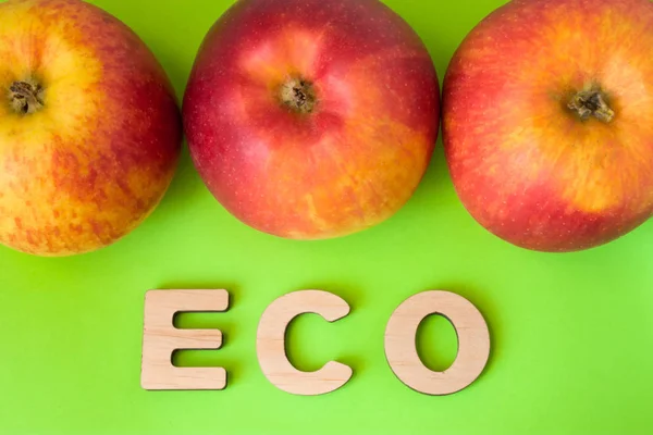 Produkt Apple Eco Lub Żywności Trzy Jabłka Zielonym Tle Tekst — Zdjęcie stockowe