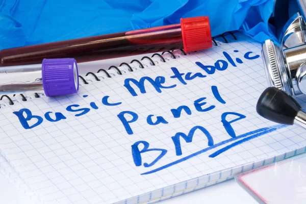 基本代谢小组 Bmp 生化血液测试概念照片 笔记以文本基本的新陈代谢的小组是旁边实验室试管与血液 手套和听诊器在实验室或在医生办公室 — 图库照片