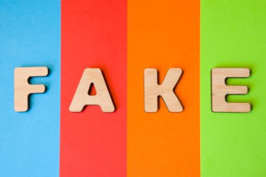 3d harflerden oluşan sözcük sahte olduğunu 4 renk arka planda: mavi, kırmızı, turuncu ve yeşil. Sözcük veya dolandırıcılık, kimlik avı sahte web haber internet, yazılı basın başvurmak için kullanılan kavram 