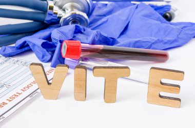Vit E E vitamini kısaltma veya kısaltma Tanılama veya tıbbi laboratuar testi fotoğraf kavramı. Word Vit E kan örneği test tüpü, koruyucu eldiven ve hematolojik kan analizi arka plan.
