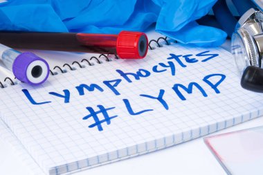 Lenfositler yordamı (#Lymp) beyaz küre testi saymak. Not Metin lenfositler (#Lymp) Doktor ofiste tabloda ile laboratuvar test tüplerini kan, stetoskop, karalama veya film ve eldiven yakındır