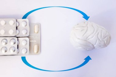 Kabarcıklar kapsül veya okları insan beyni, anatomik modeli ile gösterilen hap ile yığını. Nörolojik hastalıklar, psikiyatrik bozukluklar, depresyon, davranış ihlallerini konsept fotoğraf tedavisi