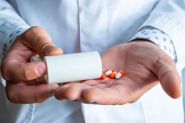 Médecin Professionnel Santé Tient Récipient Plastique Avec Des Capsules Orange — Photo