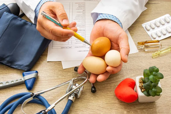 Médico Nutricionista Durante Consulta Realizada Sua Mão Mostra Paciente Ovos — Fotografia de Stock