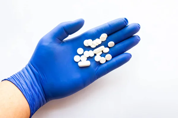 Людина Тримає Руках Долоні Одягнені Медичні Латексні Рукавички Білі Таблетки — стокове фото