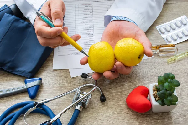Médecin Nutritionniste Lors Consultation Tenue Dans Main Montre Patient Pomme — Photo