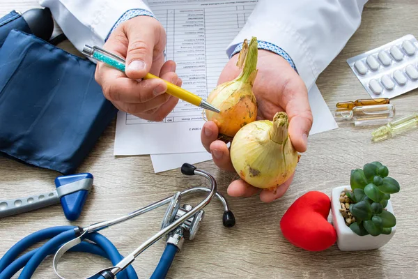 Médecin Nutritionniste Lors Consultation Tenue Dans Main Montre Bulbe Oignon — Photo