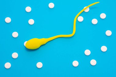 Sperm hücresinin 3 boyutlu anatomik modeli ya da spermatozoon mavi arka planda beyaz haplarla çevrili, süs polka noktaları olarak. Sperm hastalıklarının tedavisi, hücre patolojisi, erkek kısırlığı konsepti