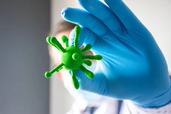 医師や科学者は ウイルスの医療用手袋の三次元モデルに手をつないで保持 コロナウイルスCovid 19写真のクローズアップの前に コロナウイルス感染の研究または診断の概念写真 — ストック写真
