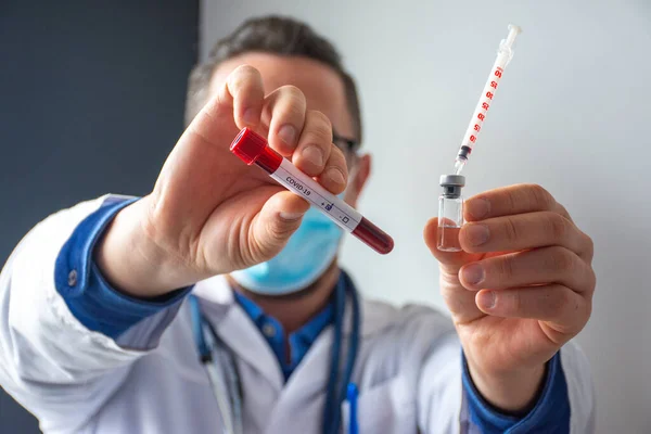 Científico Médico Asistente Laboratorio Sostiene Una Mano Tubo Laboratorio Con — Foto de Stock