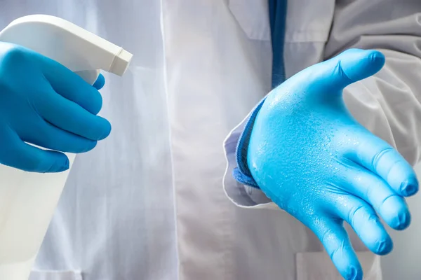 Processen Att Desinficera Händer Bär Handskar Med Antiseptiska Form Spray — Stockfoto