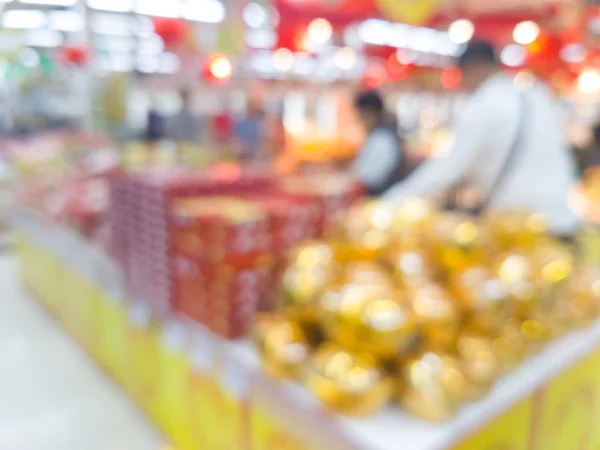 çin yeni yılda süpermarkette alışveriş insanlar