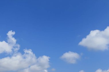 Mavi gökyüzü ve beyaz bulutlar 