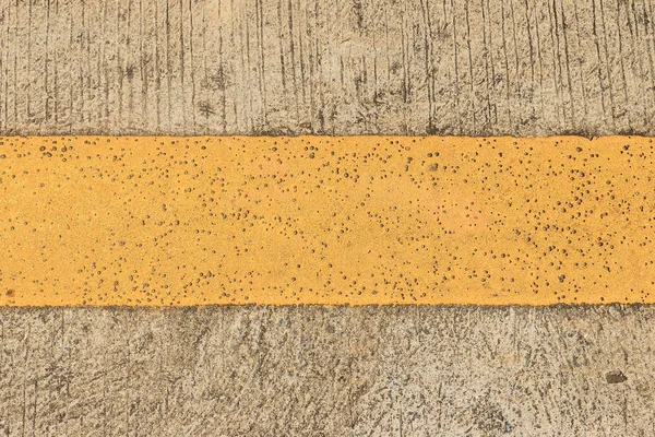 Sarı çizginin merkezi olan beton yol