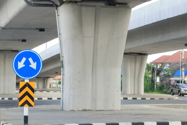Üstgeçit altında yolda trafik işaretleri