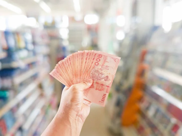 banknot Tayland süpermarkette veren el 