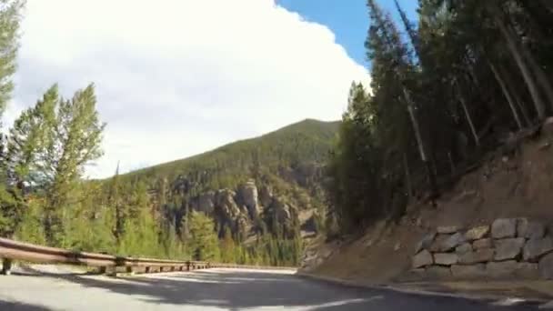 Jazdy przez alpejski Las jesienią. — Wideo stockowe