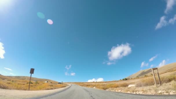 Conduire à travers la forêt alpine à l'automne . — Video