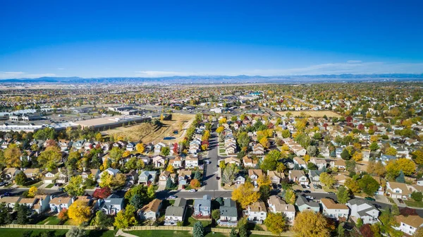 Barrio residencial en otoño . — Foto de Stock