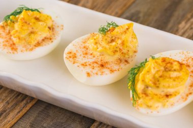 Baharatlı ve acılı yumurta soğan ile