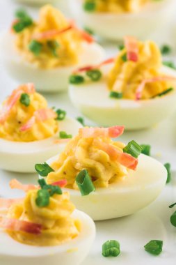 Baharatlı ve acılı yumurta soğan ile