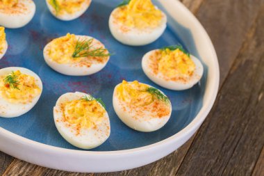 Baharatlı ve acılı yumurta soğan ile