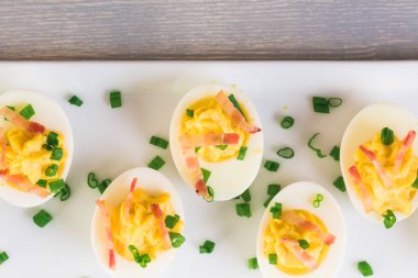 Baharatlı ve acılı yumurta soğan ile