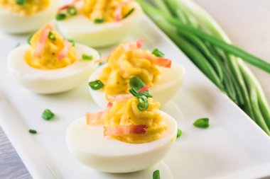 Baharatlı ve acılı yumurta soğan ile