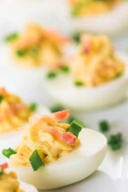 Baharatlı ve acılı yumurta soğan ile