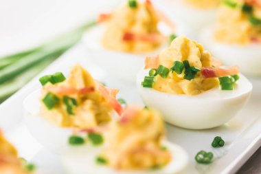 Baharatlı ve acılı yumurta soğan ile