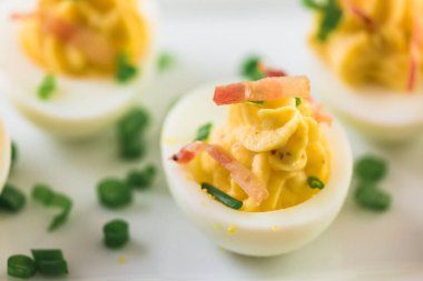 Baharatlı ve acılı yumurta soğan ile