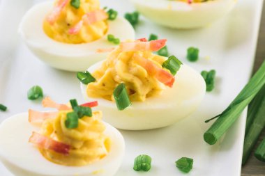 Baharatlı ve acılı yumurta soğan ile