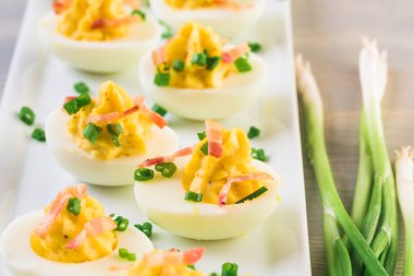 Baharatlı ve acılı yumurta soğan ile