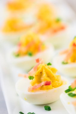 Baharatlı ve acılı yumurta soğan ile