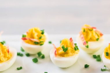 Baharatlı ve acılı yumurta soğan ile