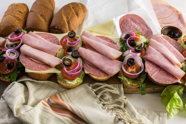 Свежие сэндвичи — стоковое фото