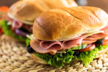 Alt sandviç taze sebze ile