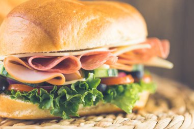 Alt sandviç taze sebze ile