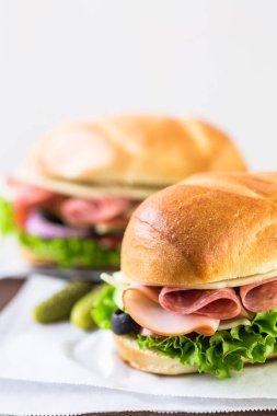 Alt sandviç taze sebze ile