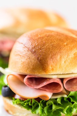 Alt sandviç taze sebze ile