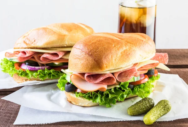 Sub Sandwiches mit Cola — Stockfoto