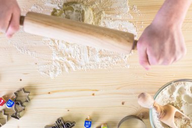  Ev yapımı Hanukkah kurabiye yapma.