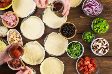 Küçük pizza hazırlama