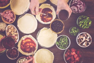 Küçük pizza hazırlama