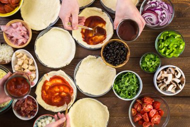 Küçük pizza hazırlama